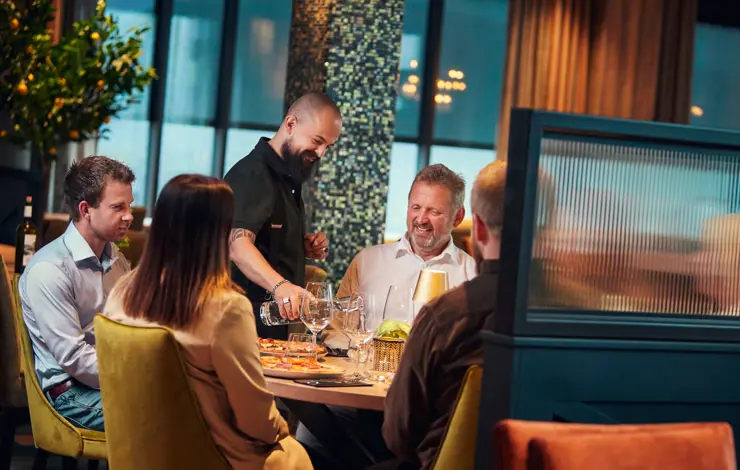 Folk som får servering på restauranten Casa Montagna på Beitostølen