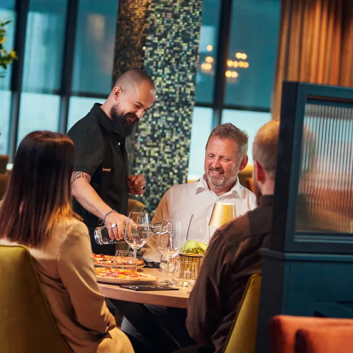 Folk som får servering på restauranten Casa Montagna på Beitostølen