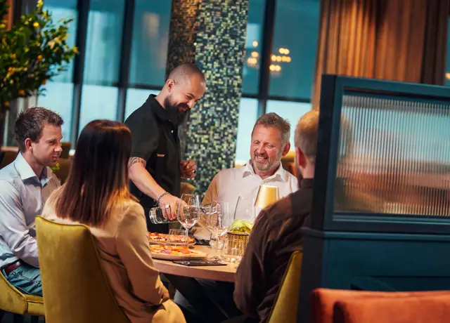 Folk som får servering på restauranten Casa Montagna på Beitostølen