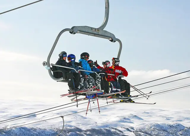Mennesker som sitter i en skiheis