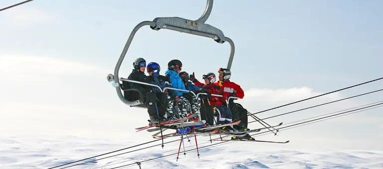 Mennesker som sitter i en skiheis