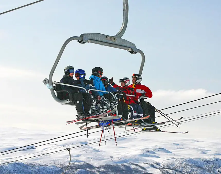 Mennesker som sitter i en skiheis