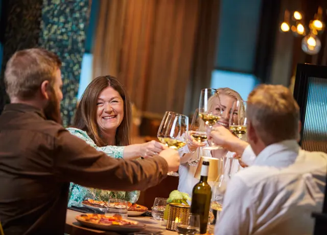 Folk hygger seg og skåler ved restauranten Casa Montagna på Beitostølen