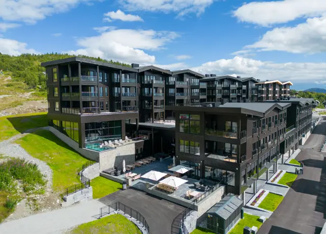 Dronebilde som viser fasaden av Riddergaarden på Beitostølen