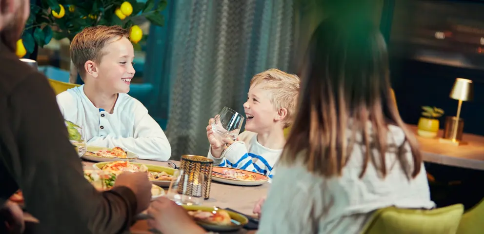 Familier nyter autentisk italiensk mat på Casa Montagna