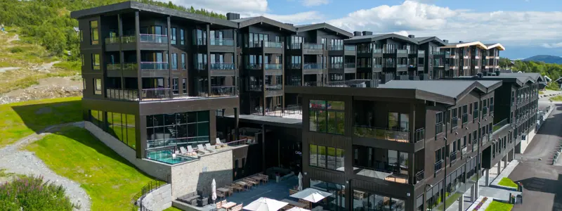 Dronebilde som viser fasaden av Riddergaarden på Beitostølen