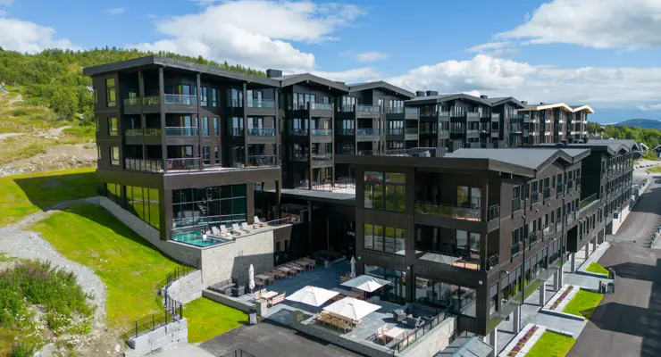 Drone image showing the facade of Riddergaarden at Beitostølen